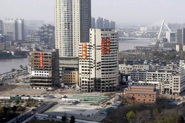 Сверхаккуратный снос дома в Китае