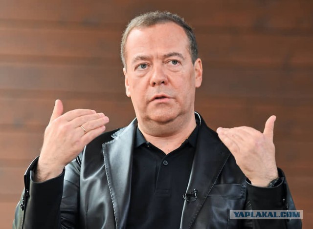 Медведев предсказал экономическую капитуляцию Запада