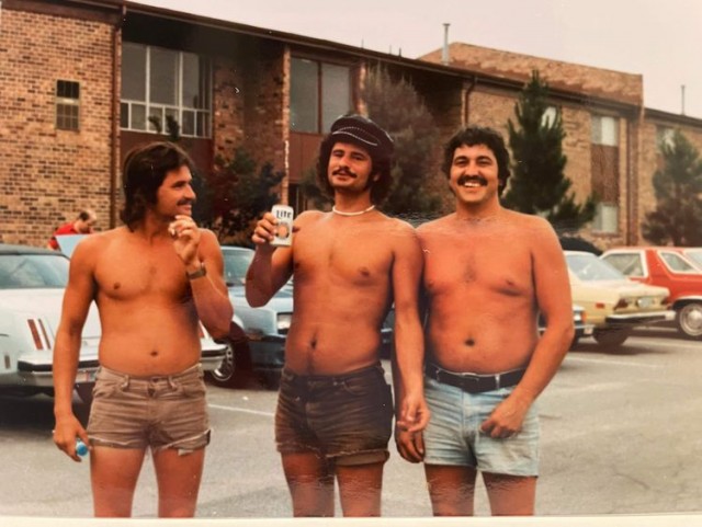 17 олдскульных фотографий мам и пап, показывающих, что в своё время они были ого-го