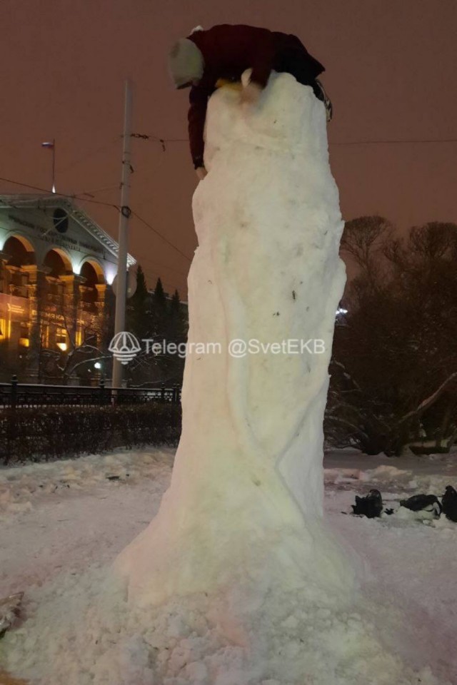Снежные члены в Екатеринбурге вышли на новый уровень... четырехметровый уровень