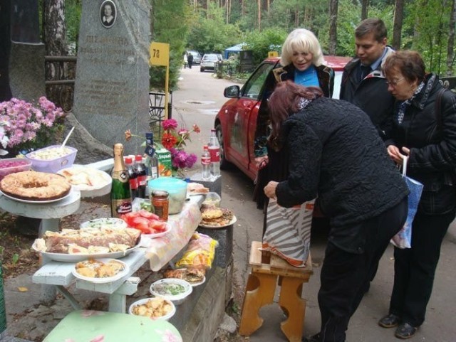 В Нижнем Новгороде цыгане устроили шашлычное застолье прямо посреди памятников и крестов на местном кладбище