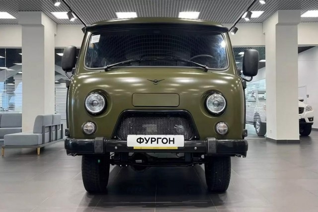 УАЗ идет по пути Volkswagen, Jeep и Mini: отечественный производитель внедорожников отказался от хромированной эмблемы!