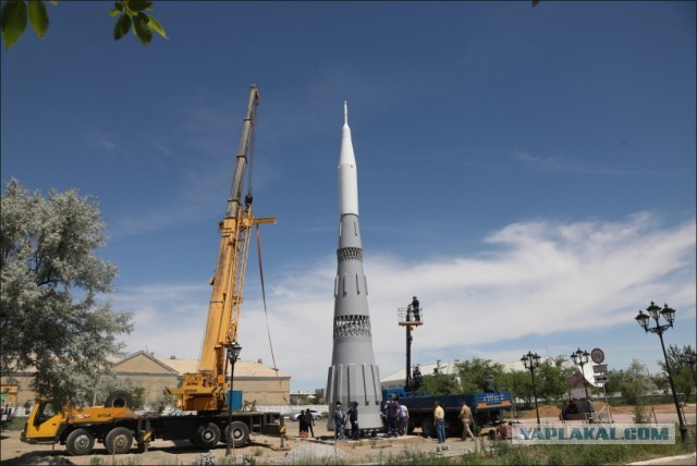 На Байконуре установили макет советской лунной ракеты Н-1.