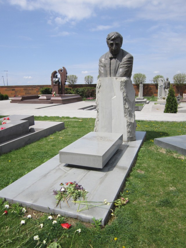 Скромная могила на армянском кладбище
