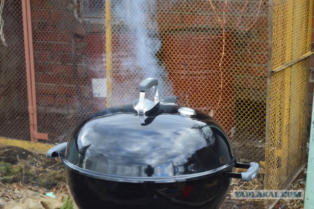 Копченые свиные ребрышки барбекю.