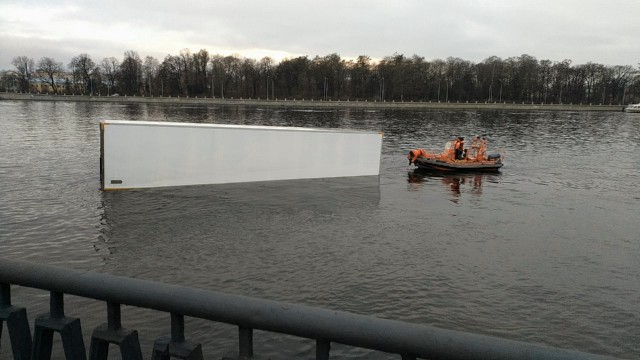 Фура уехала в Неву с Выборгской набережной в Петербурге