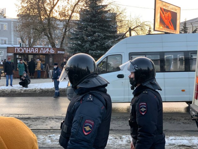 "Страна, которой нет" и "Полная дичь". Фото силовиков на фоне вывесок и надписей
