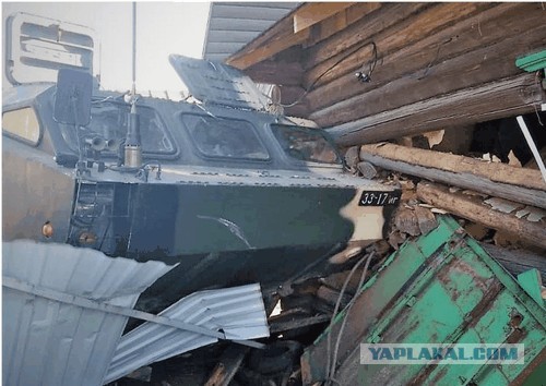 В пригороде Улан-Удэ автомобиль врезался в дом.
