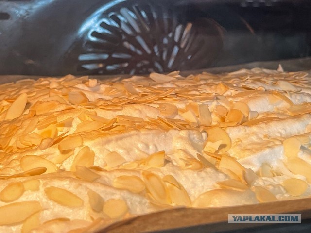 Рулет меренговый