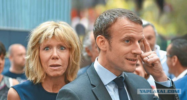 «Президент борделя»: Франция шокирована фото Макрона с полуголыми неграми.