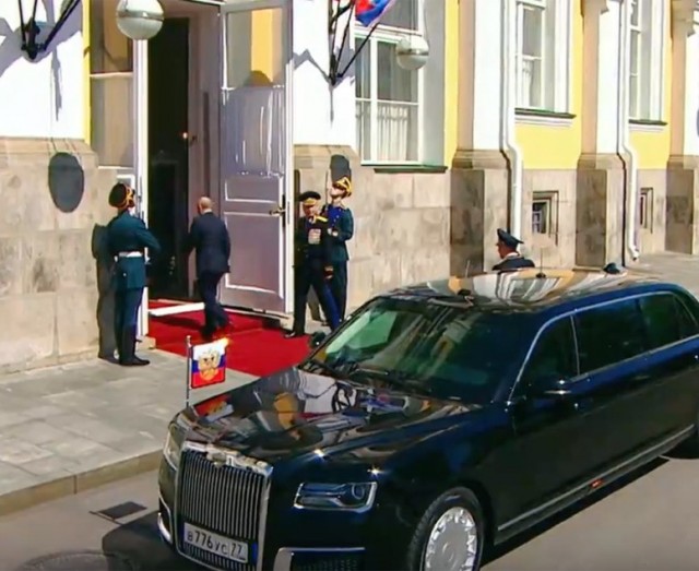 Ленин идёт с сестрой Марией на Всероссийский съезд Советов