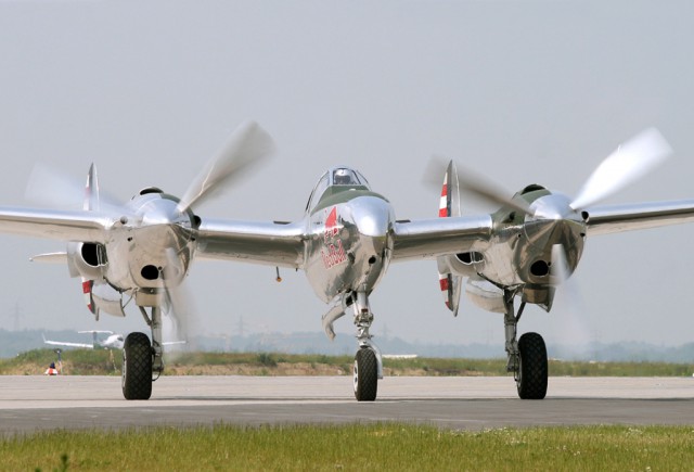 Многоцелевой истребитель P-38 «Lightning»