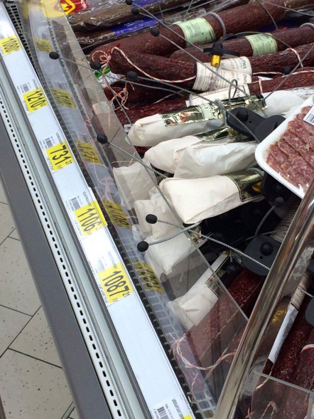 В Ашане на колбасу повесили противоугонные магниты