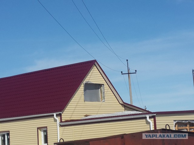 Провод вл-10кВ упал на крышу дома!