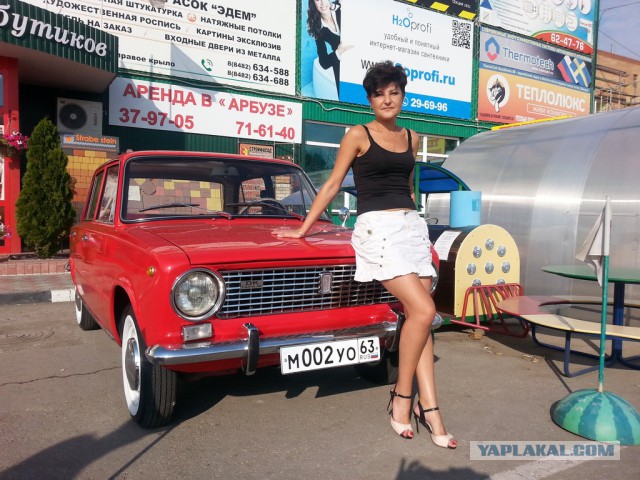 Девушки в платьях