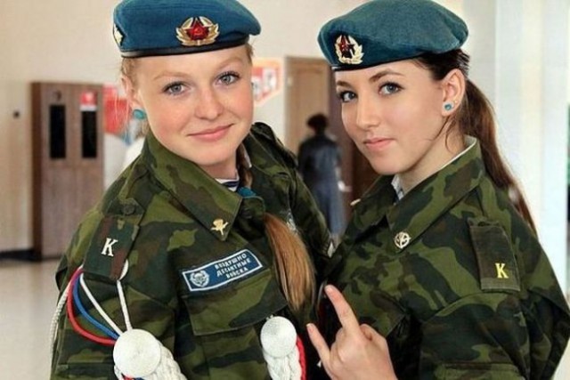 Очаровательные курсантки Рязанского высшего воздушно-десантного командного училища