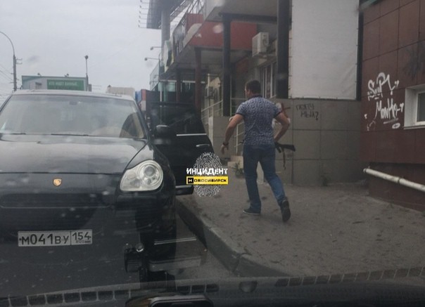 Водитель Porsche Cayenne напал на новосибирца, приставив к голове оружие