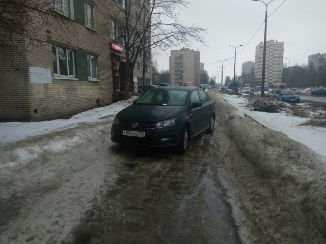 Что в голове у дебила, так припарковавшего машину? Наверное опилки...