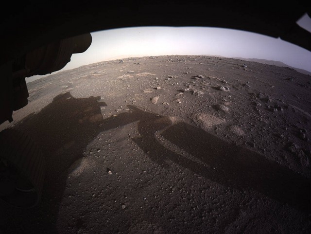 Ровер Perseverance прислал первые цветные снимки, сделанные во время посадки на Марс