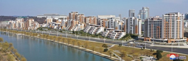 Инспекция  Кима террасного жилого сектора на набережной реки Потхон в квартале Кёнру.