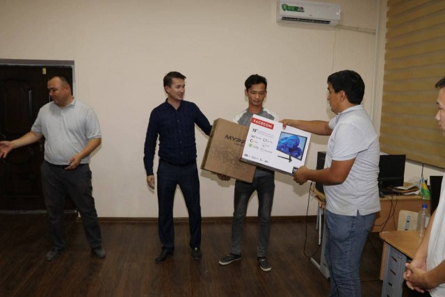 После шумихи в СМИ, победителям IT-конкурса в Узбекистане подарили компы.