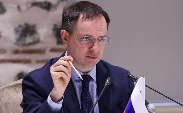 Мединский допустил сокращение времени на образование в школах и вузах