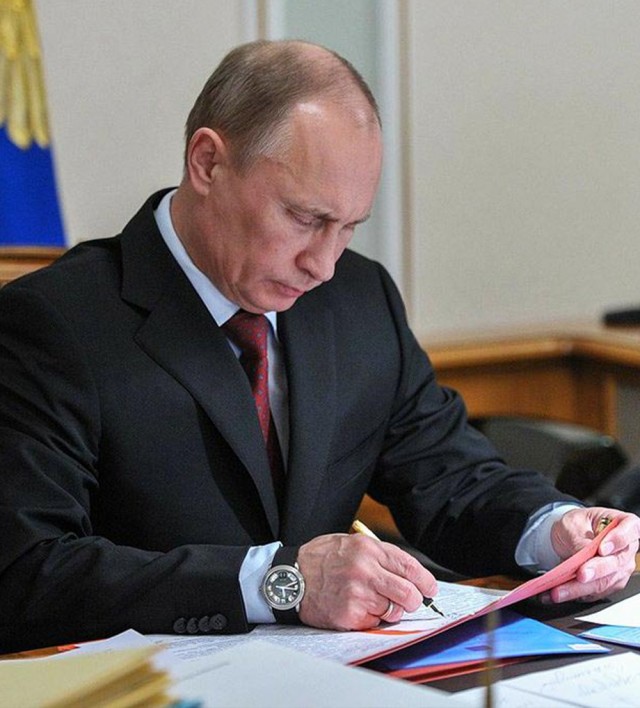 Президент России Владимир Путин подписал закон, который предусматривает присвоение статуса ветерана боевых действий участникам штурмовых подразделений