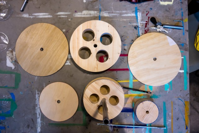 Как парень сделал вязальную машину, чтобы развлечь пассажиров в ожидании поезда