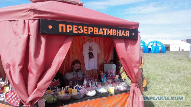 В парке Зарядье слишком много пар занимается сексом. А всё потому, что там "слишком комфортно"
