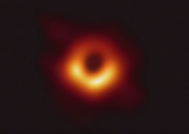 Сегодня астрофизики впервые в истории показали изображение черной дыры