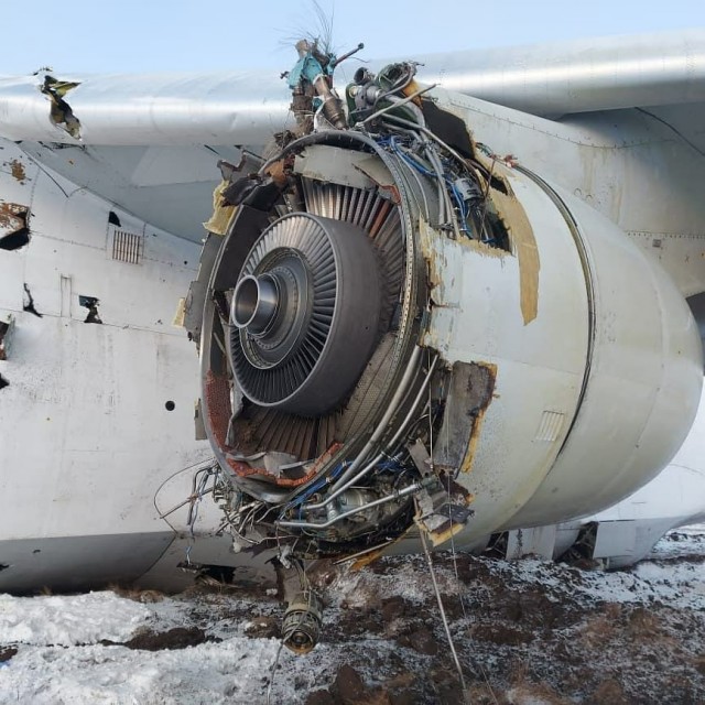 Грузовой самолёт Ан-124 «Руслан» выкатился за пределы полосы во время аварийной посадки в Новосибирске