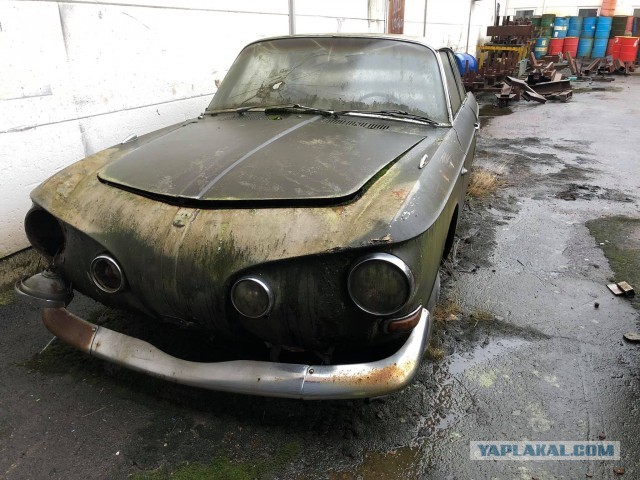 Старенький  Volkswagen Karmann-Ghia