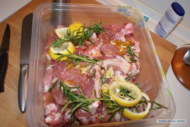 Маринованная свинина скартошкой,грушей и сельдерее