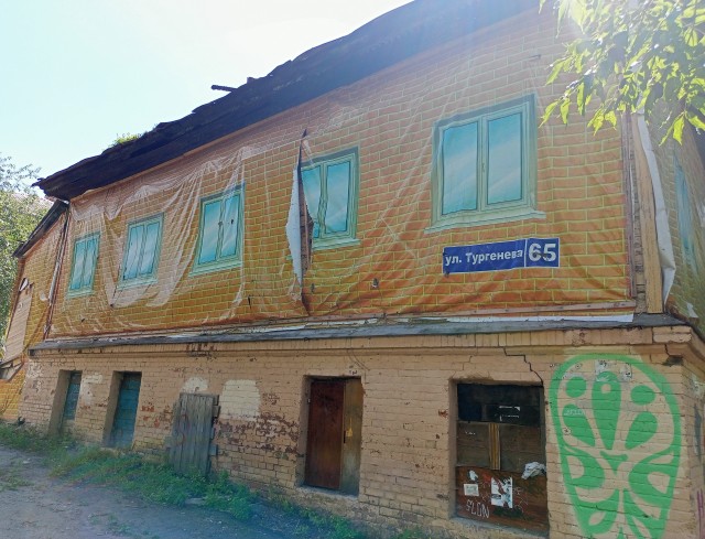Деревянный барак завесили баннером с фотографией нового дома перед приездом губернатора