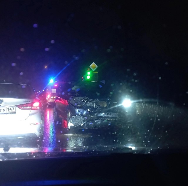 В Ленобласти пьяный руководитель СК по Гатчине на "BMW" протаранил "Хонду", выехав на красный свет