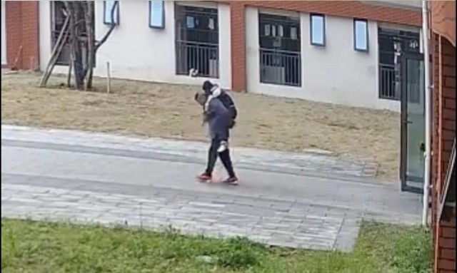 В Китае учитель два года носил на спине ученика с редким заболеванием