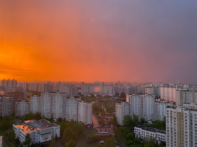 Великолепный рассвет засняли сегодня утром над Москвой.