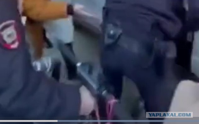 Мать ехала с ребенком на самокате вдвоем и ее жестко задержали в Москве