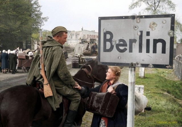 Советский кавалерист разговаривает с девушкой А. Онищенко, угнанной немцами на работы в Германию. Апрель 1945 г⁠⁠
