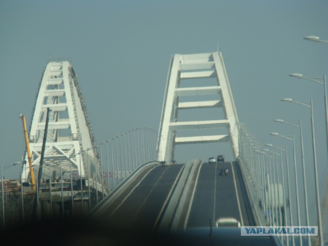 На Крымском мосту уложили первые рельсы