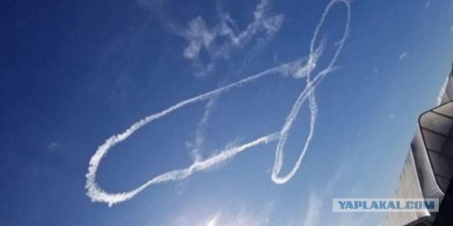 Помощник дежурного в ФСБ по Новосибирской области принимает жалобу на полосы от самолетов в небе