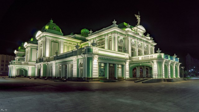 Из-за введения QR-кодов в Омске начали массово сдавать билеты в театры