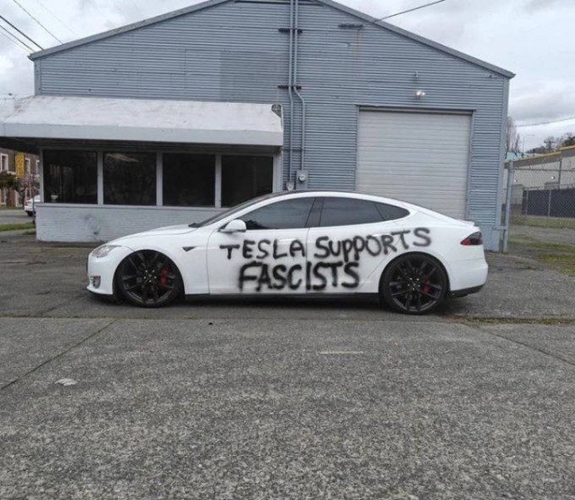 По всем соединенным штатам прокатились погромы автосалонов и отдельных машин Tesla.