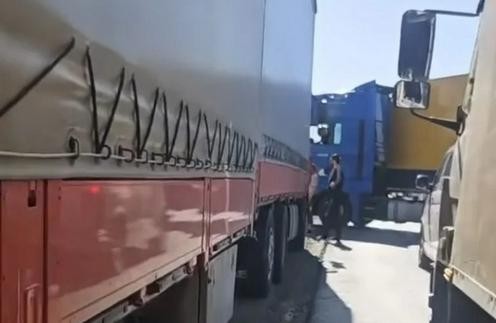 Тысячи фур застряли на границе России и Казахстана