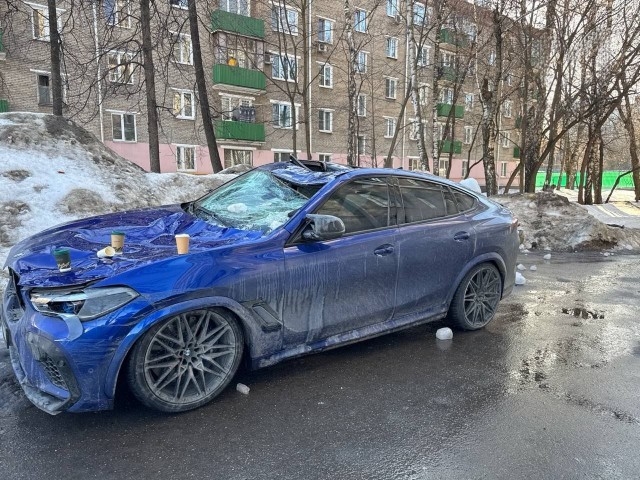 В Москве глыба льда раздавила BMW X6 Competition стоимостью более ₽20 млн