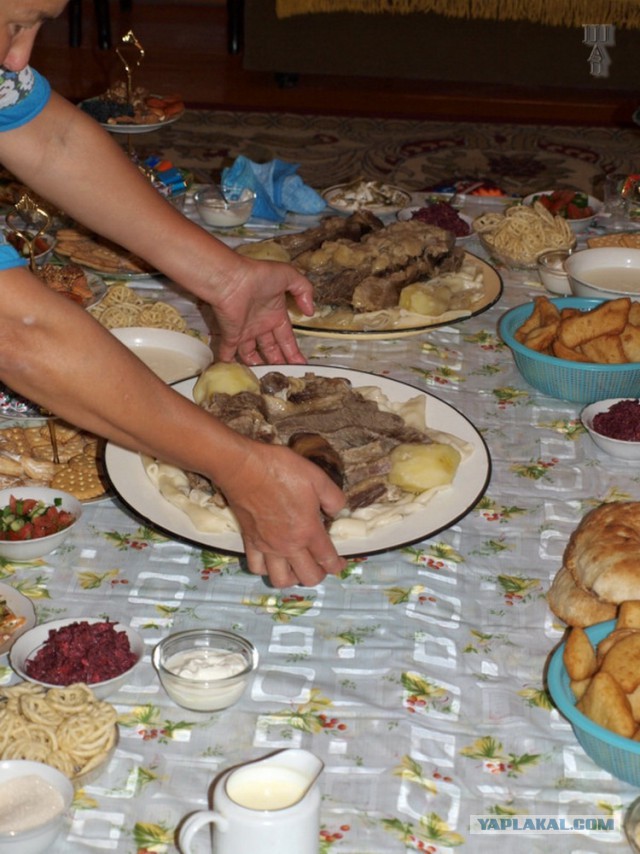 Казахский стол с бешбармаком