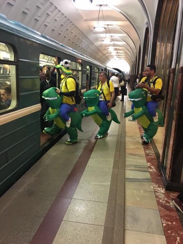 Бразильские болельщики штурмуют московское метро