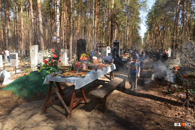 Пикник на кладбище: у цыганских могил шашлык и столы ломятся