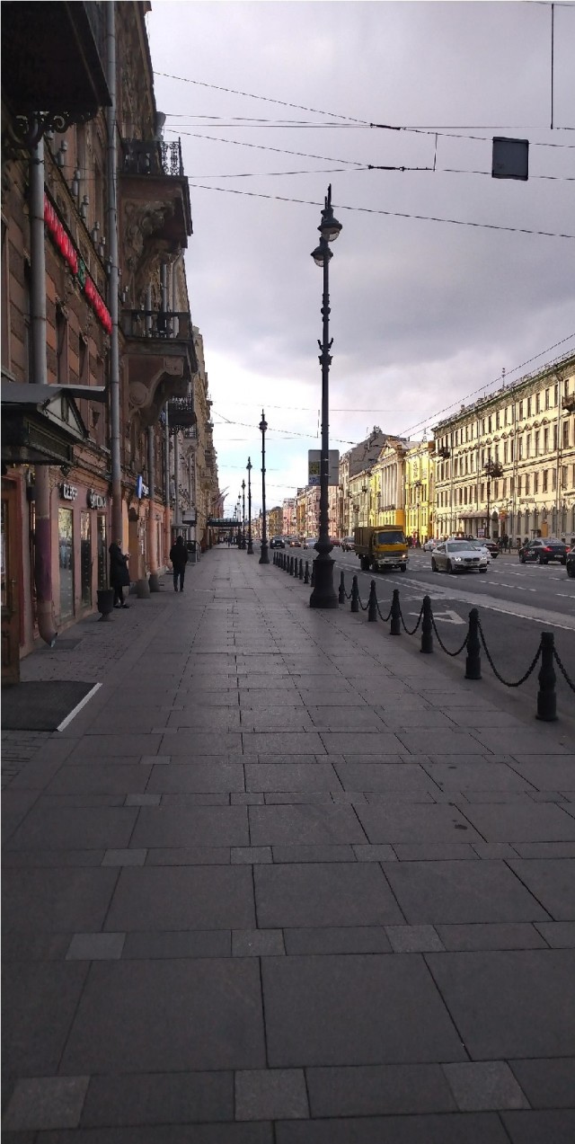 Давайте фото у кого какой вид из окна на оживленные улицы городов в настоящий момент