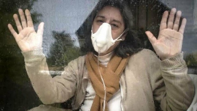 Женщина более 15 лет вынуждена жить за стеклом из-за обработанной картошки
